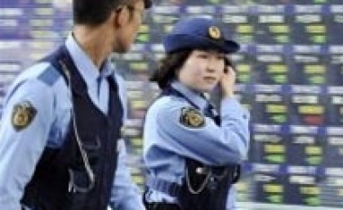 Policët japonezë të veshur si femrat