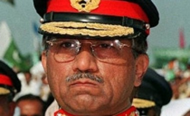 Musharraf lëshoi postin e kreut të Armatës