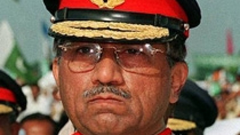 Musharraf lëshoi postin e kreut të Armatës