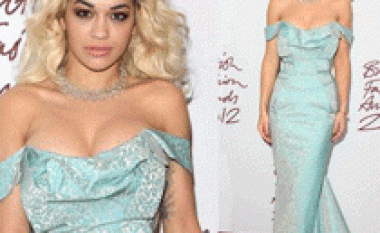 Rita Ora me fustan të dizajnuar nga Vivienne Westwood