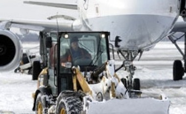 Vazhdojnë problemet me borën në aeroportet evropiane