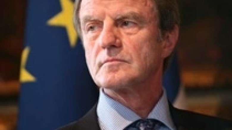 Kouchner: Beogradi dhe Prishtina duhet ta gjejnë zgjidhjen