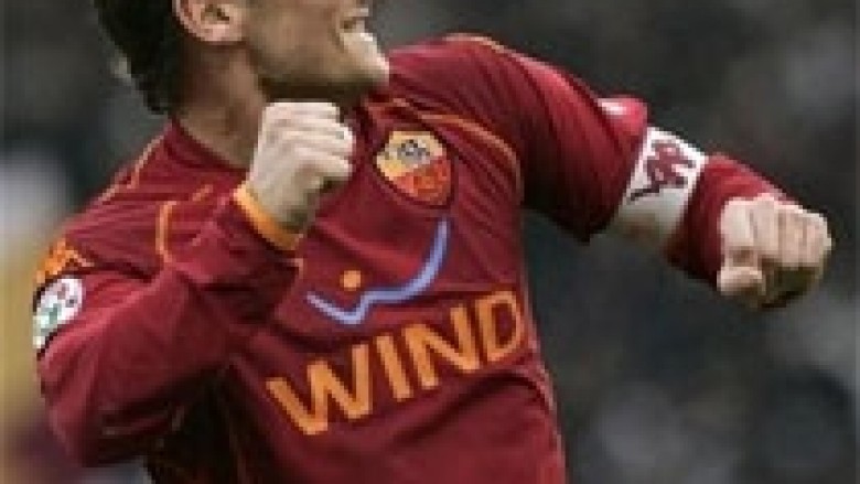 Totti mirëpret Tonin te Roma