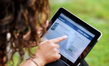 Facebook e di sa kohë kaloni duke shikuar postimet e të tjerëve