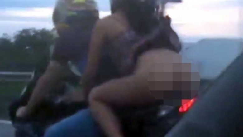 Femra në motoçikletë: Nuk e harroi helmetën, por harroi të veshë brekët (Video)