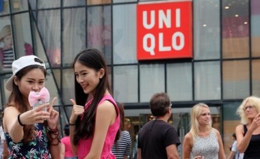 Fenomeni UNIQLO: Seksi në kabinën e zhveshjes, shumëfishoi shitjet! (Video, +18)