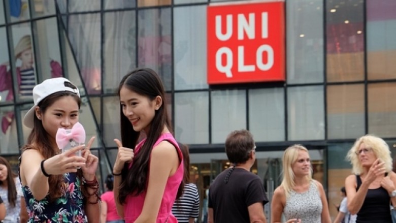 Fenomeni UNIQLO: Seksi në kabinën e zhveshjes, shumëfishoi shitjet! (Video, +18)