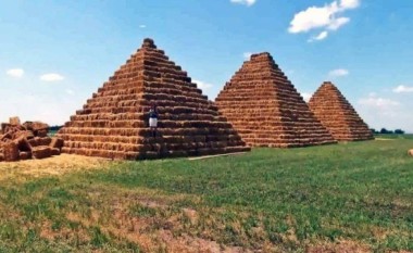 Fermeri krijoi “kopjen” e piramidave të Egjiptit, për të tërhequr klient