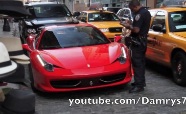 Me Ferrari ia shkel këmbën policit që i vuri gjobë, por ja si e pësoi! (Video)