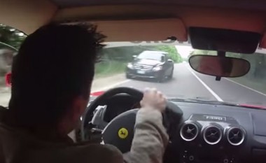 E frikshme! Ja çfarë tejkalimi të rrezikshëm bën ky vozitës me Ferrari (Video)