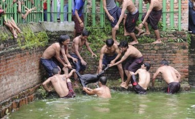 Festivali barbar, ku burrat duhet të copëtojnë një dhi (Foto)