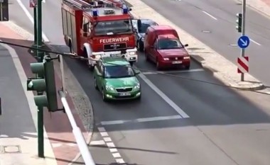 Vetëm një idiot si ky nuk ia lëshon rrugën zjarrfikësve (Video)