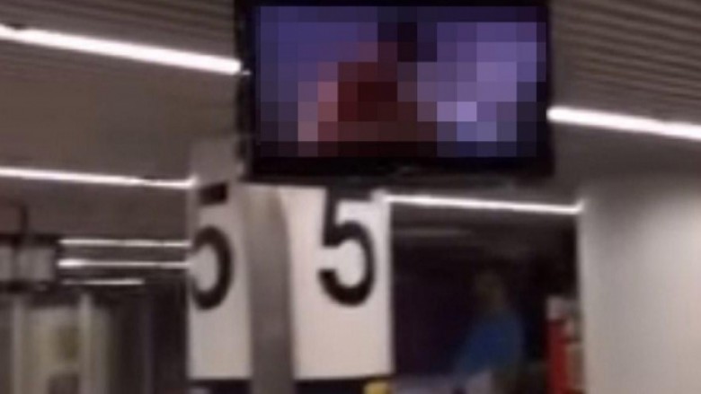 Filma porno në ekranet e aeroportit (Video,+18)