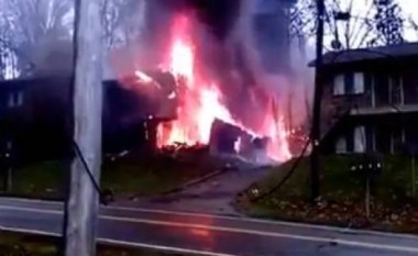 Filmon momentet e rënies së avionit pranë shtëpisë së saj (Video)