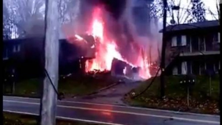 Filmon momentet e rënies së avionit pranë shtëpisë së saj (Video)