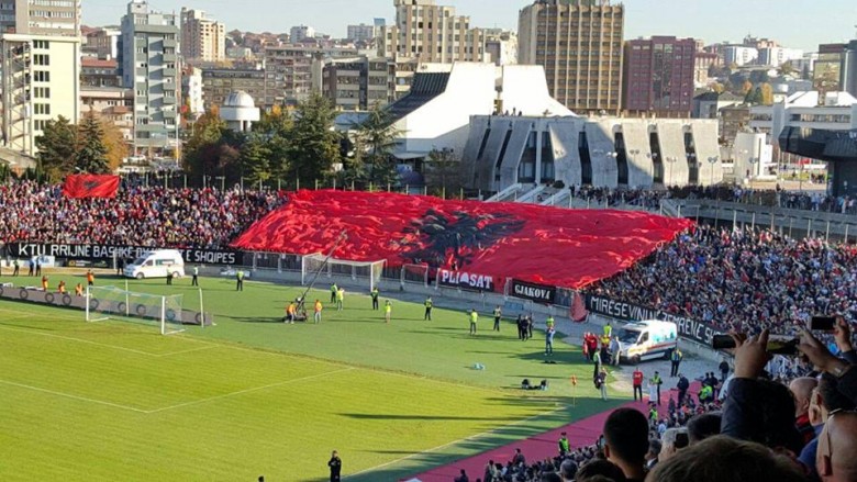 Gencit i bëhet “zemra mal” nga ngjyrat kuq e zi (foto)