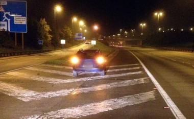 Policia largon shoferin që flinte, në veturën parkuar në mes të rrugës