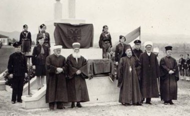 Ceremonia e rivarrimit të eshtrave të Naim Frashërit në Tiranë