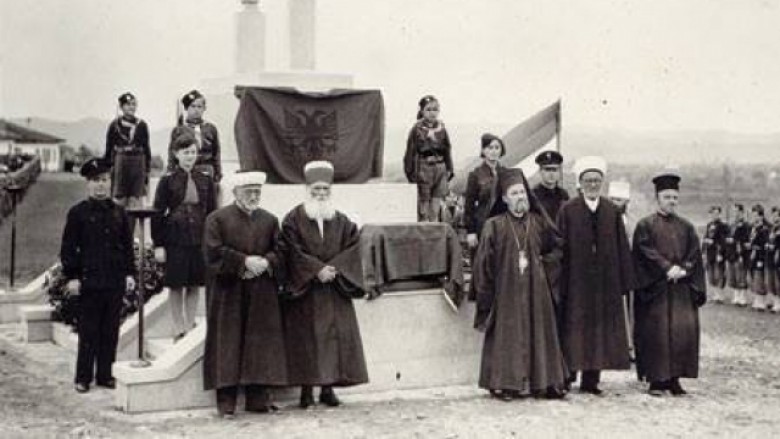 Ceremonia e rivarrimit të eshtrave të Naim Frashërit në Tiranë