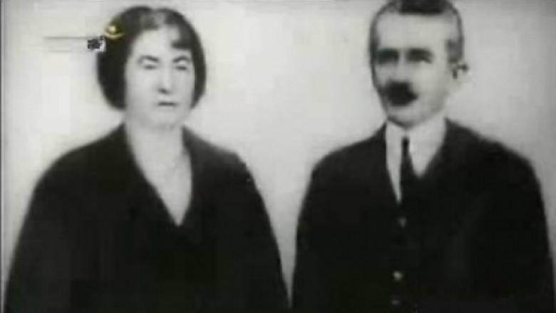 Fotografi e rrallë e Hasan Prishtinës me gruan e tij
