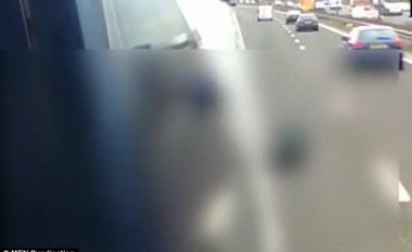 Shoferi i furgonit lëviz rrezikshëm, madje ndalet në mes të trafikut (Video)