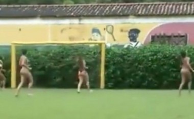 Futboll në bikini (Video)