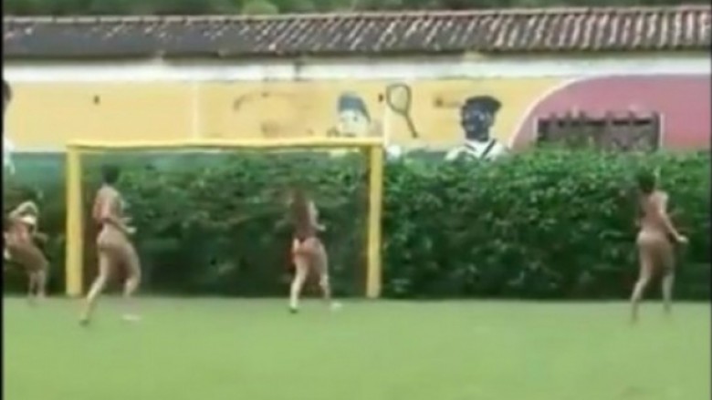 Futboll në bikini (Video)