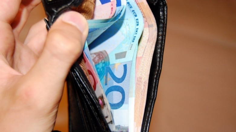 Gjen portofolin në tokë me 130 euro në të, qytetari nga Ferizaj e dorëzon në polici