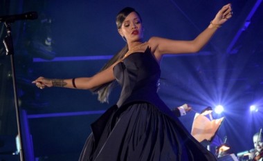 Rihanna duke konsumuar kokainë? (Video)