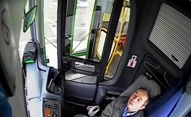 Momenti shokues kur aksidentohet autobusi, sepse shoferin e zë gjumi (Video)