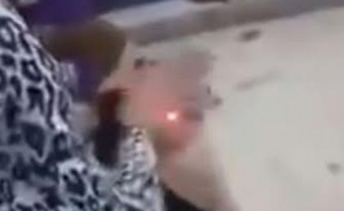 Gjyshja, në ndjekje të dritës së laserit (Video)