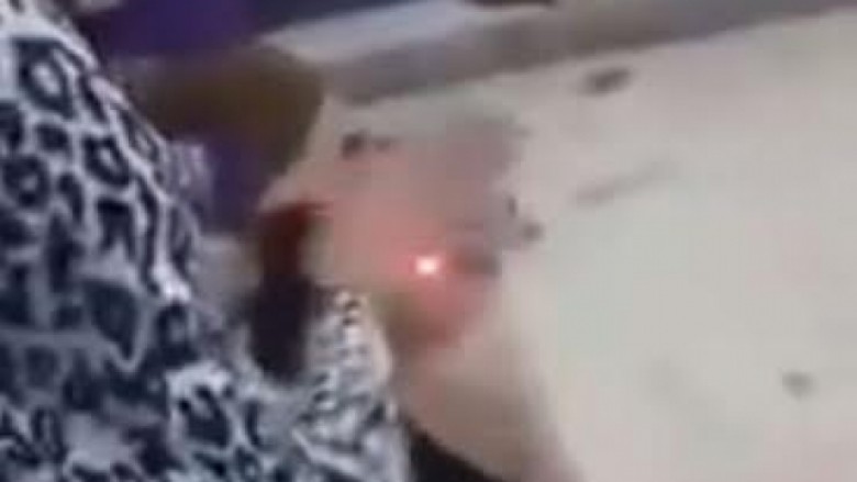 Gjyshja, në ndjekje të dritës së laserit (Video)