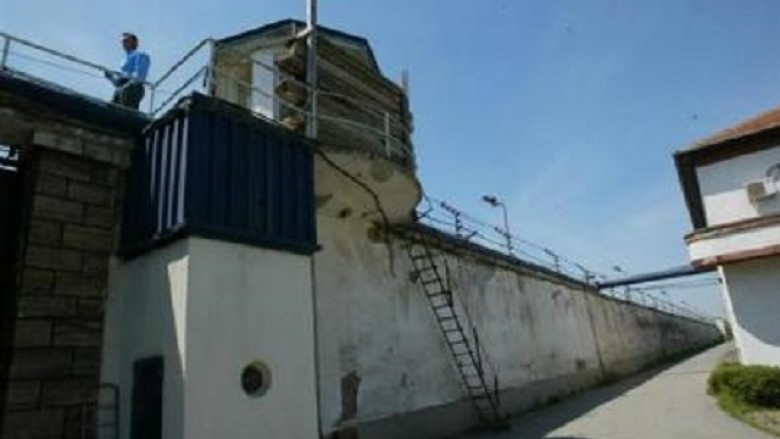Policët në Burgun e Idrizovës cak i të burgosurve, rrezikohen edhe familjarët e tyre