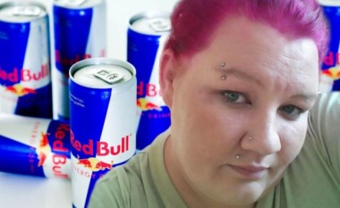 Gruaja që i pi nga tridhjetë Red Bull në ditë, ka filluar të verbohet