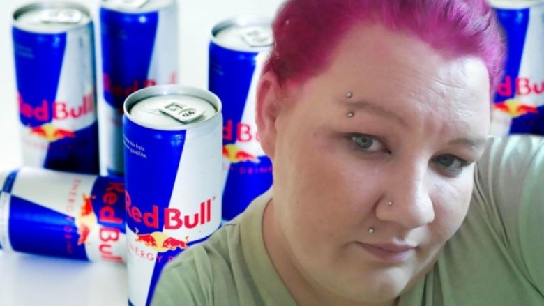 Gruaja që i pi nga tridhjetë Red Bull në ditë, ka filluar të verbohet