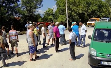 Protestë me bllokim rruge kundër gurthyesve