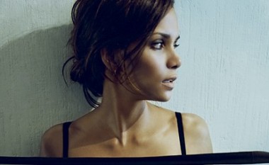 Halle Berry, duket mega seksi e zhveshur (Foto +18)