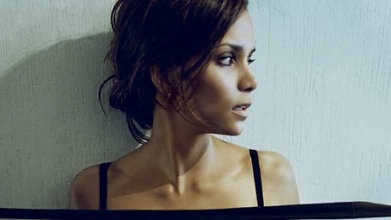 Halle Berry, duket mega seksi e zhveshur (Foto +18)