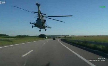 Helikopteri fluturon rrezikshëm mbi rrugë (Video)