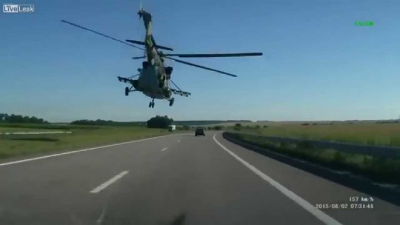 Helikopteri fluturon rrezikshëm mbi rrugë (Video)