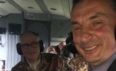 Herën e parë në helikopter, Rasim Selmanaj nuk e lë pa “selfie”