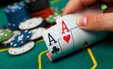 Historia e pokerit, kur u krijua dhe cilat janë rregullat e saj?