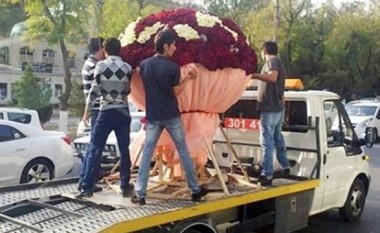 I dashuruari i çmendur: Buqeta më e madhe e trëndafilave në botë (Foto)