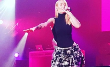 Iggy Azalea rrëzohet në skenë (Video)