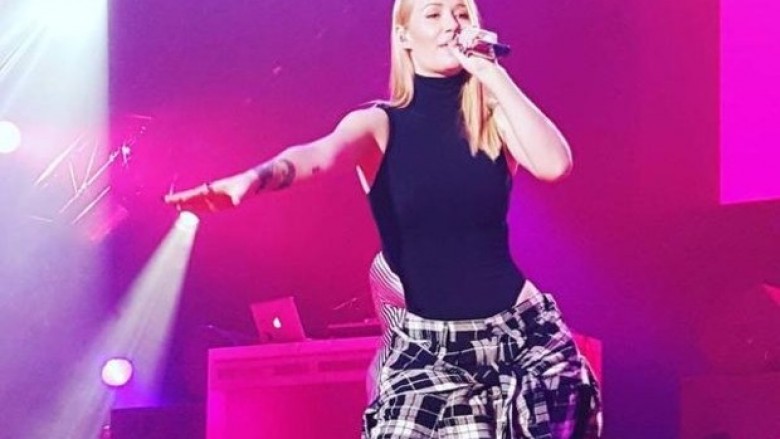 Iggy Azalea rrëzohet në skenë (Video)