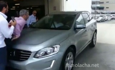 Dy këmbësorë e pësojnë keq nga dështimi i teknologjisë së veturës Volvo (Video)