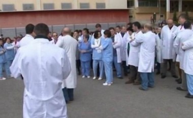 Infermierë të shumtë dalin vullnetarisht për të ndihmuar mjekët në Drenas
