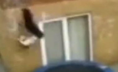 Ja çfarë ndodh kur kërceni nga kati i dytë në trampolinë! (Video)