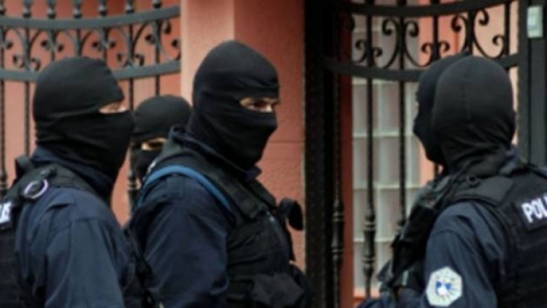 Policia bastis shtëpinë e Xhabir Zharkut, gjenden armë dhe municion djalit të tij