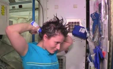 Ja si bëjnë dush astronautët! (Video)